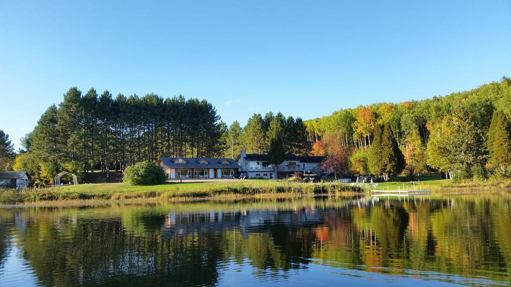 Barry'S Bay Golf Resort Barrys Bay Exterior foto