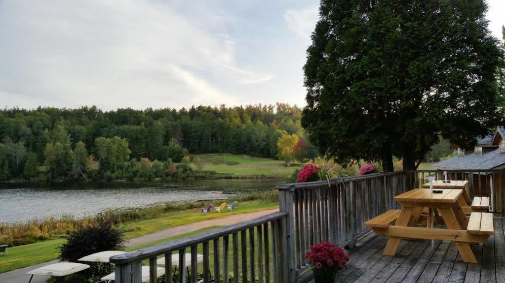 Barry'S Bay Golf Resort Barrys Bay Exterior foto